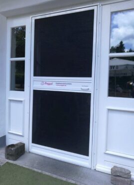 Insektenschutz-Pendeltür für einen Biergarten, mit extra breiter Stoßkante für das Tablett. Oben und unten ist extra starkes Gewebe.