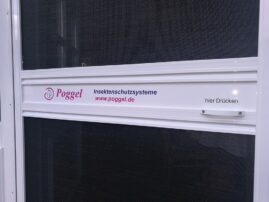 Insektenschutz-Pendeltür für einen Biergarten, mit extra breiter Stoßkante für das Tablett. Oben und unten ist extra starkes Gewebe.