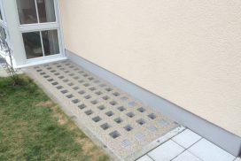 Die Lichtschacht-Abdeckung ist in jeder Größe einsetzbar.