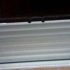 Aluminium Flutschot mit einem Griff, der an einer Wand montiert ist.