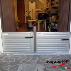 Zwei Aluminium-Hochwasserschutzbarrieren von Acquastop, die eine Türöffnung sichern.