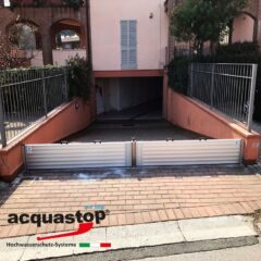 Hochwasserschutzsystem von Acquastop an einem Garageneingang in einer Wohngegend.