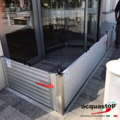 Hochwasserschutzsystem von Acquastop an einem Eingangsbereich mit Aluminiumwänden.