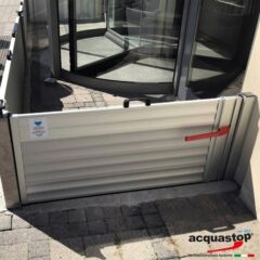 Hochwasserschutzsystem Acquastop Flutschott an einem Gebäude installiert.