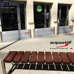 Hochwasserschutzsystem mit Metallplatten vor einem Gebäude, um Überschwemmungen zu verhindern.