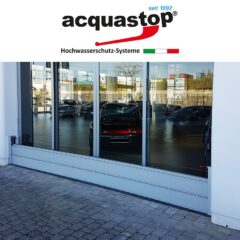 Hochwasserschutzsystem von Acquastop mit einer stabilen Barriere vor einem Fenster.