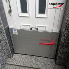 Hochwasserschutzsystem Acquastop Flutschott Classic an einer Tür montiert.