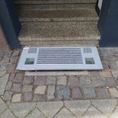 Steinabdeckung für einen Lichtschacht mit Lüftungsschlitzen und Glasfenstern.