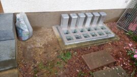 Regenwasserableitungssystem mit mehreren Abläufen und einem Sack auf dem Boden.
