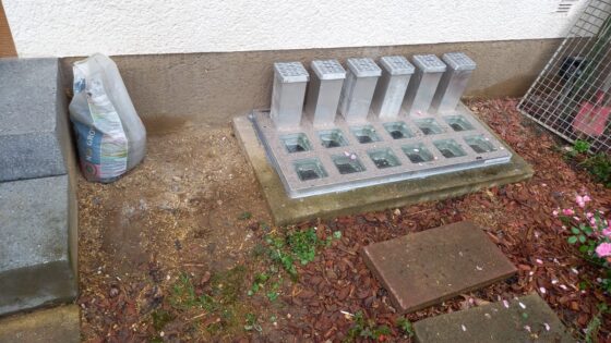 Regenwasserableitungssystem mit mehreren Abläufen und einem Sack auf dem Boden.