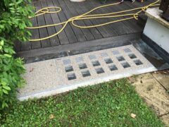 Lichtschachtabdeckungen mit transparenten Elementen und umgebendem Bodenbelag.